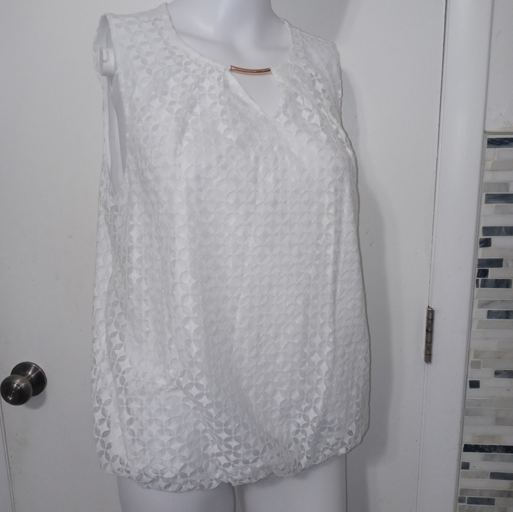Liz Claiborne White Sleeveless Pullover lined Mesh Floral Blouse w gold Accent M